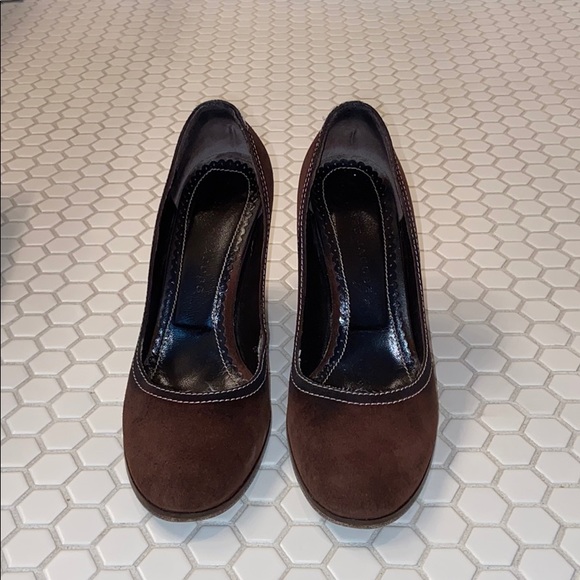 Dark brow Marc Jacobs heels. - Picture 2 of 6